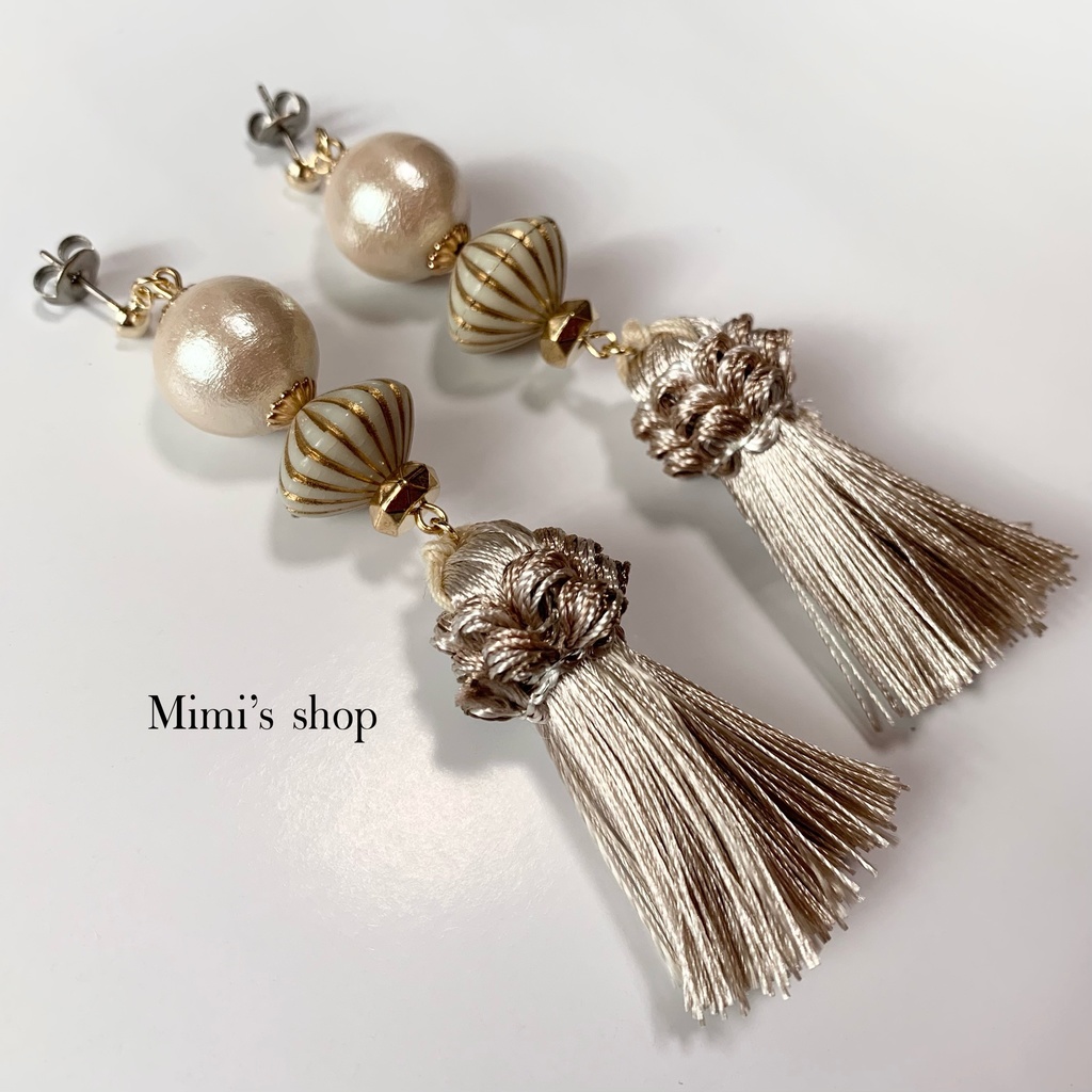 グレージュタッセル×大粒コットンパール×そろばんビーズ ピアス イヤリング チタンポスト 大ぶり ロング アイボリー