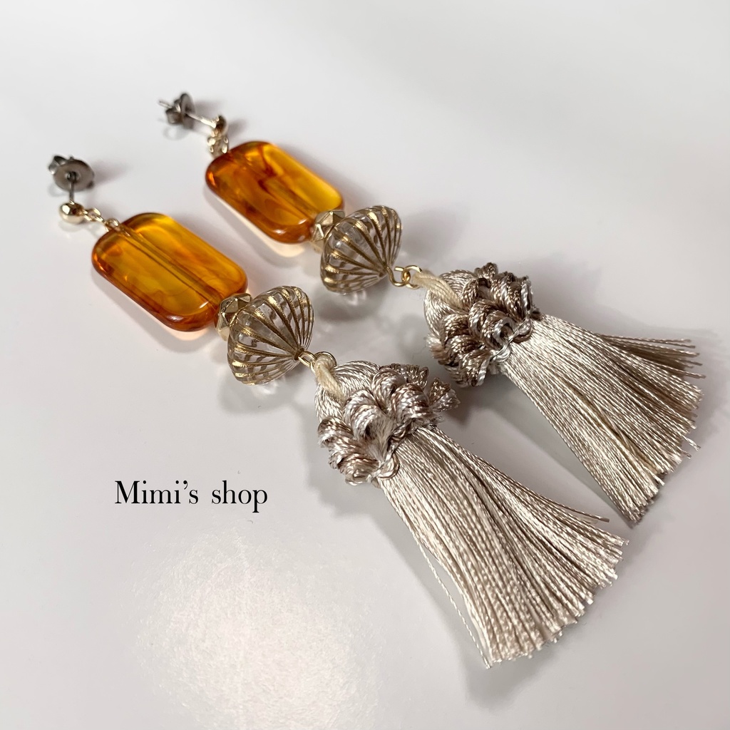 グレージュタッセル×べっ甲ビーズ×そろばんビーズ ピアス イヤリング チタンポスト 大ぶり ロング ハチミツ色