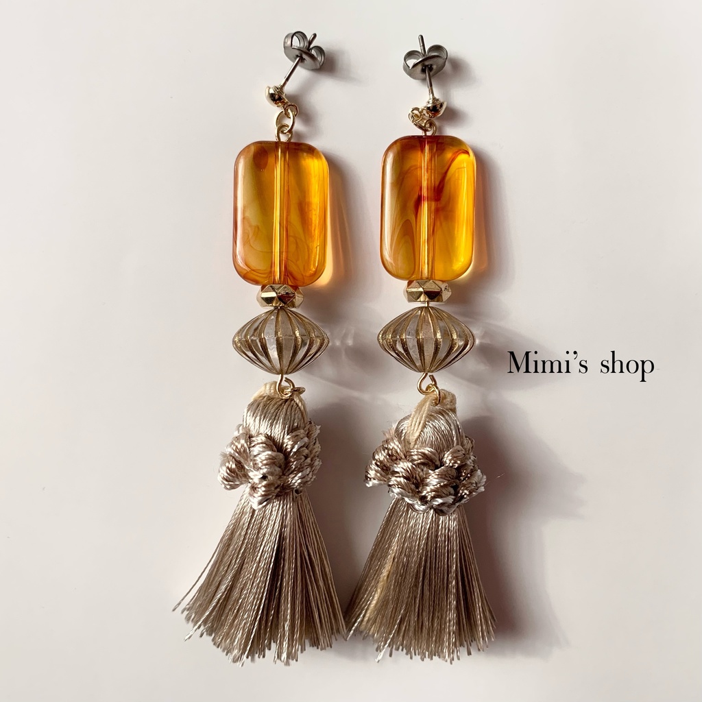 グレージュタッセル×べっ甲ビーズ×そろばんビーズ ピアス イヤリング チタンポスト 大ぶり ロング ハチミツ色