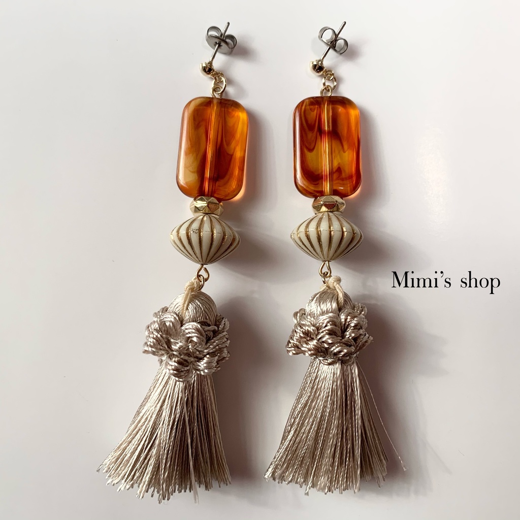 グレージュタッセル×べっ甲ビーズ×そろばんビーズ ピアス イヤリング チタンポスト 大ぶり ロング カラメル色