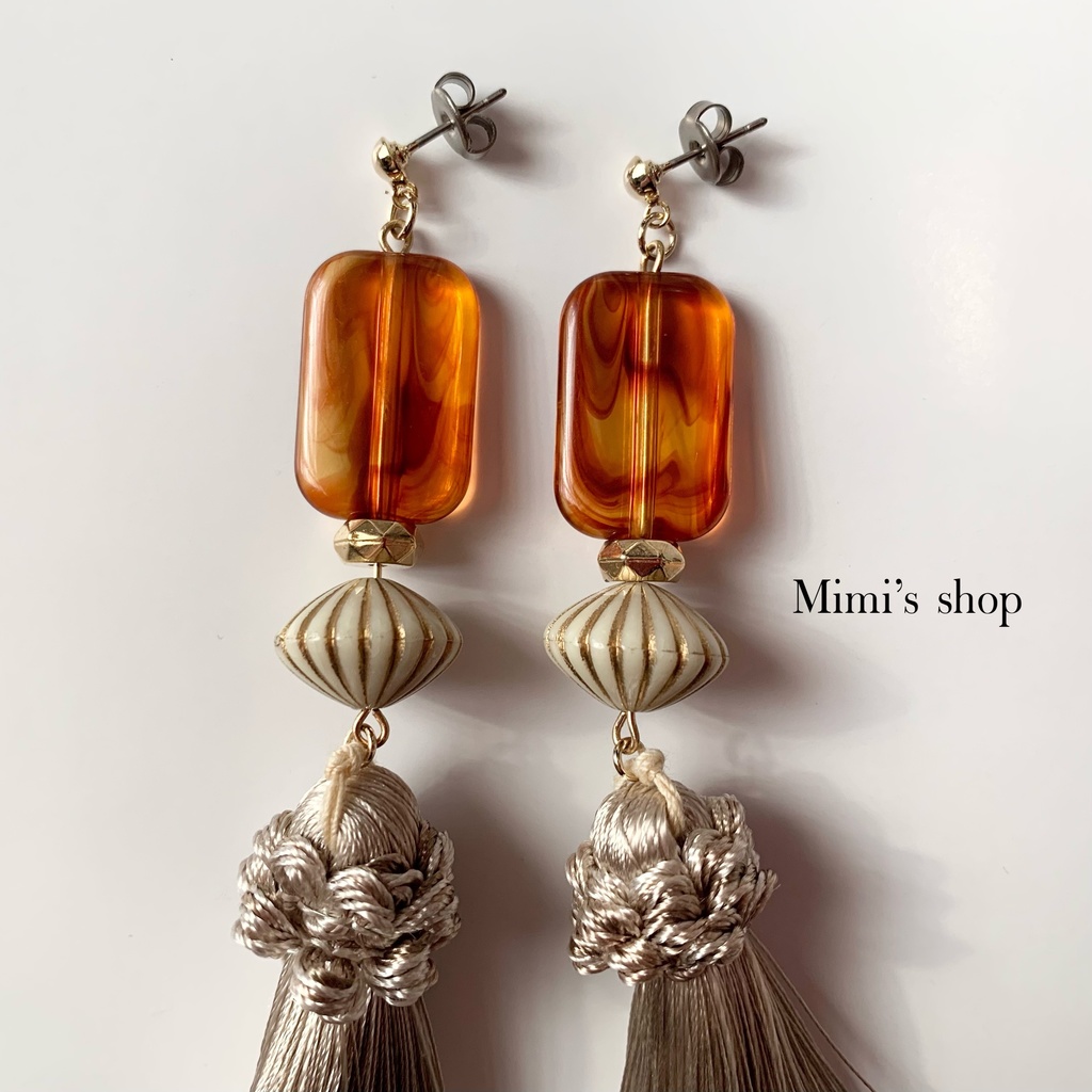 グレージュタッセル×べっ甲ビーズ×そろばんビーズ ピアス イヤリング チタンポスト 大ぶり ロング カラメル色
