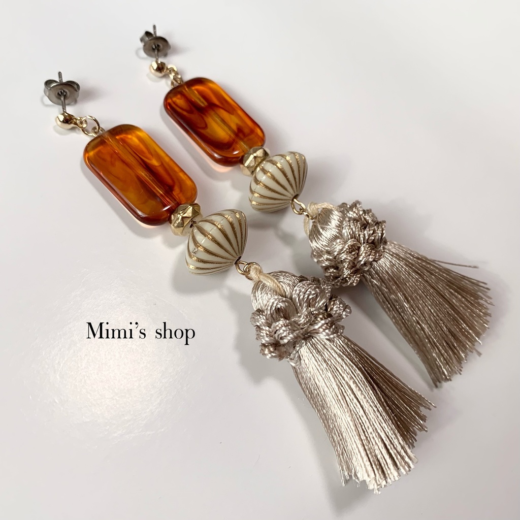 グレージュタッセル×べっ甲ビーズ×そろばんビーズ ピアス イヤリング チタンポスト 大ぶり ロング カラメル色